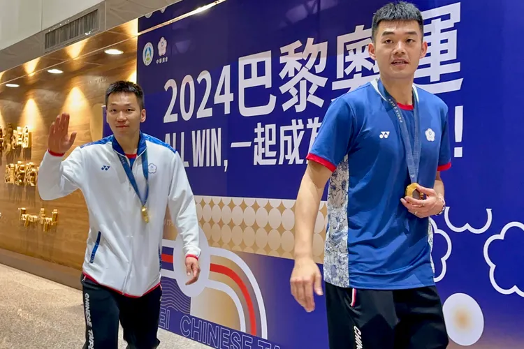 巴黎奧運羽球雙打金牌國手王齊麟（右）與搭檔李洋，跟500位接機國人揮手致意。特勤中心攝