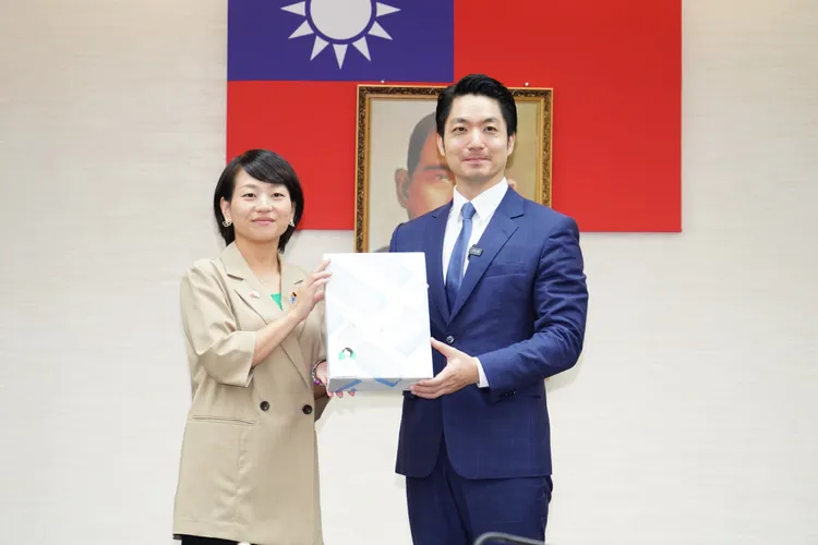 台北市長「蔣萬安」（右）與日本青年局長「鈴木貴子」（左）合影。北市府提供