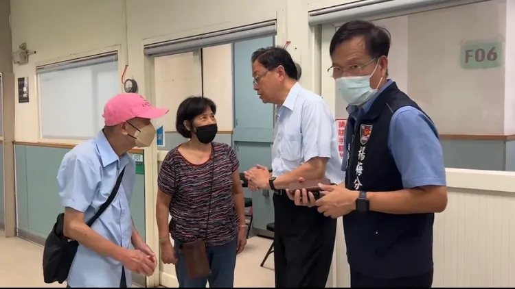 張善政市長前往慰問家屬。桃園市警局提供