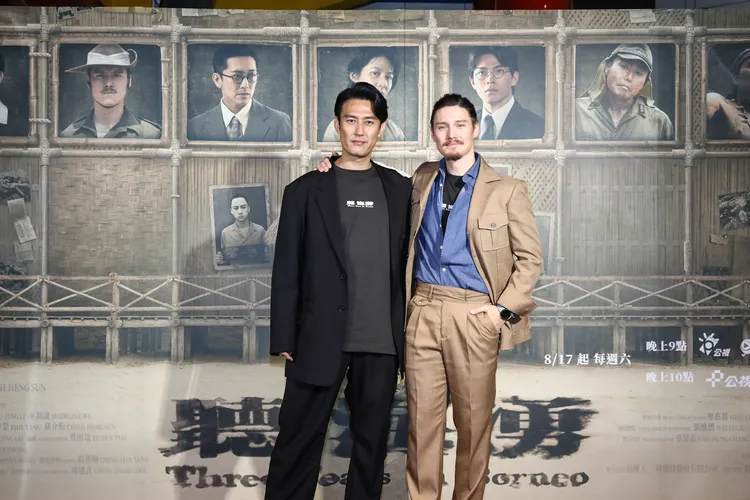 周厚安（右）和塚原大助分別飾演澳洲和日軍代表。公視提供