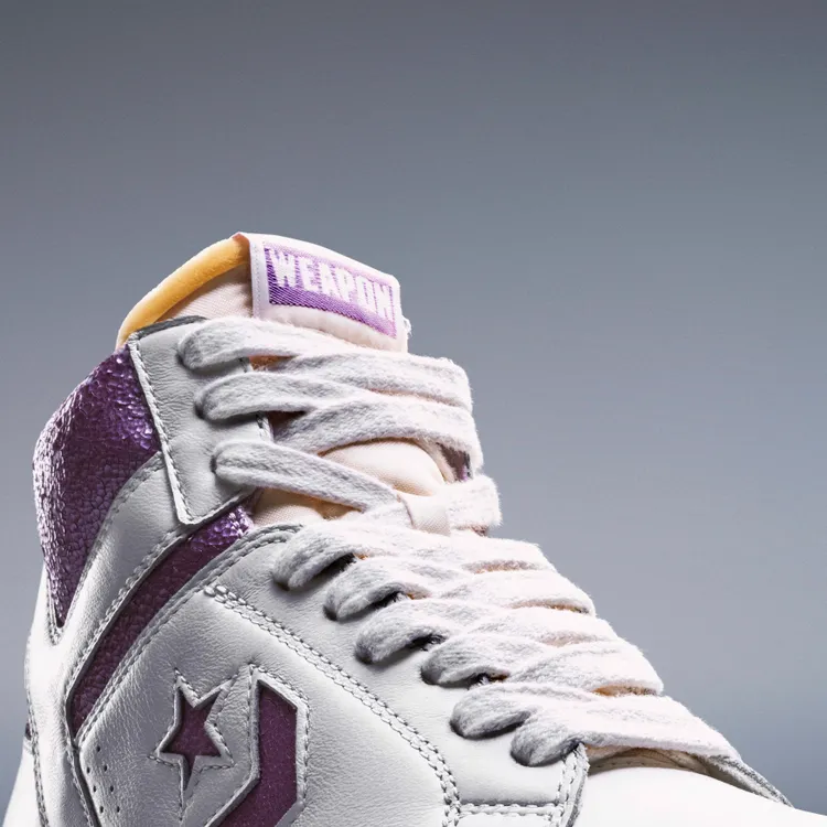 星箭和鞋領處嵌入帶有碎紋印花圖案的合成皮革襯墊。品牌提供