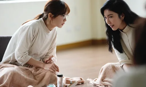 楊謹華扮性治療師盯「香蕉GG」 老師上課示範超害羞