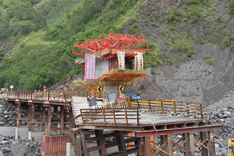 明霸克露橋、南橫公路柔腸寸斷，目前將採短期3階段搶通，讓山區部落不至於成為孤島。行政院提供