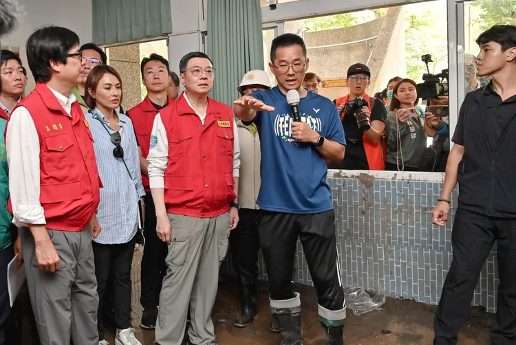 桃源國中受損嚴重，除了重建校園外，高雄市長陳其邁也建議重新設立據點，保障學生安全。行政院提供