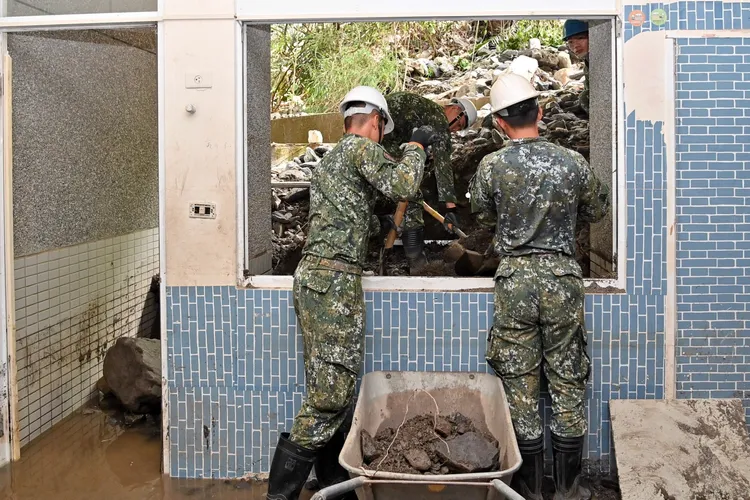 國軍此刻仍在協助桃源國中清理環境中。行政院提供