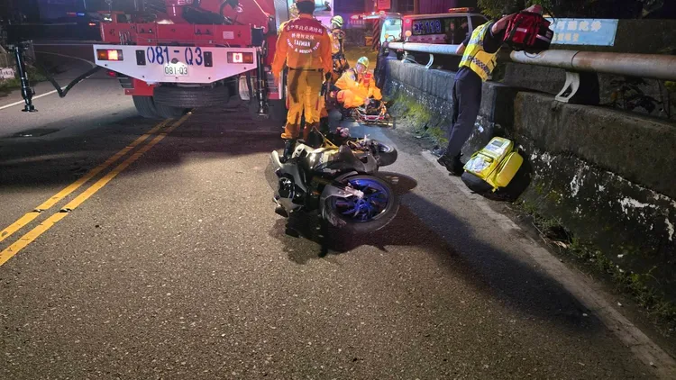 洪男騎乘白牌檔車自撞護欄後摔落橋下。民眾提供