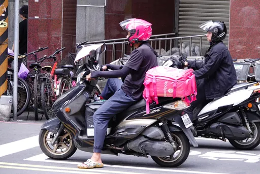 外送員收錢沒看幣值 回去一看賺翻了...