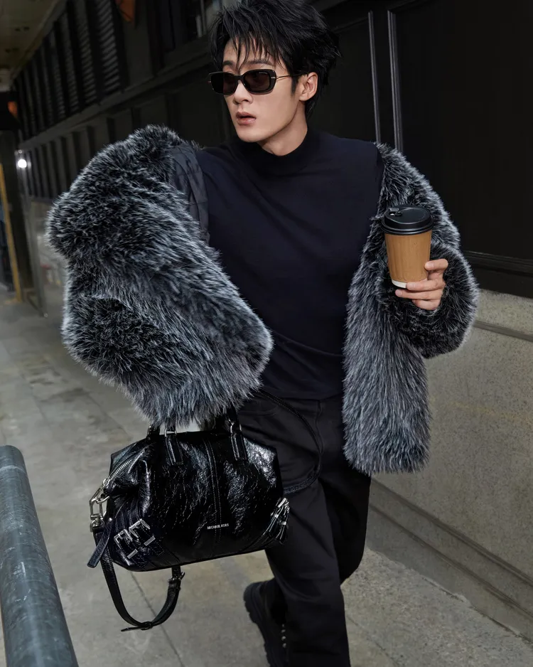 檀健次演繹黑色小型Darrington Bag。品牌提供