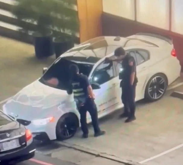 警方到場盤查。翻攝畫面