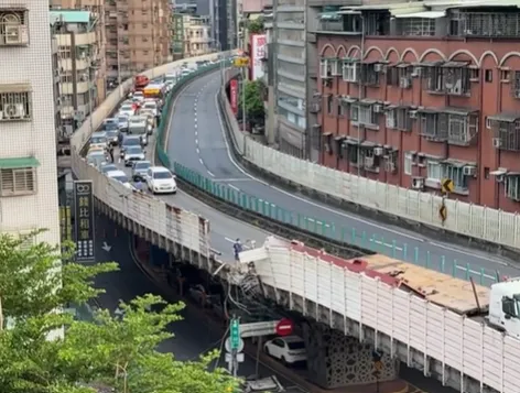 畫面可見後面塞出滿滿的車龍，動彈不得。翻攝網路