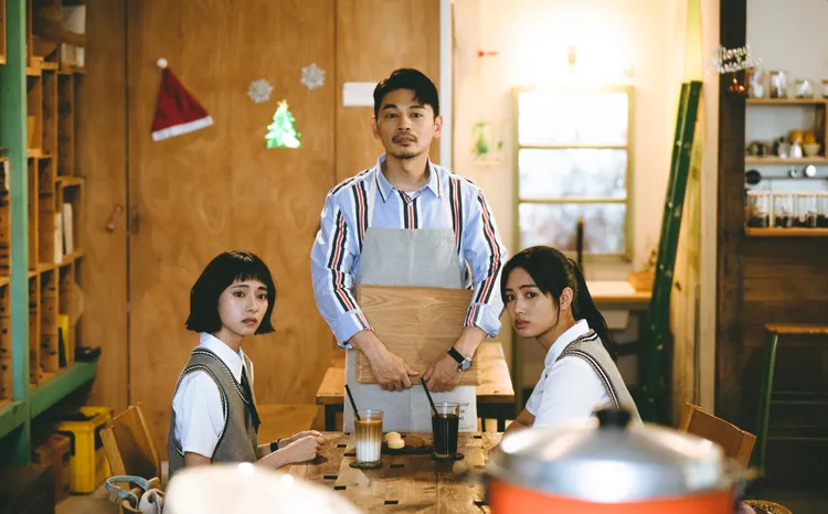 阿KEN（中）飾演咖啡店老闆。CATCHPLAY+提供