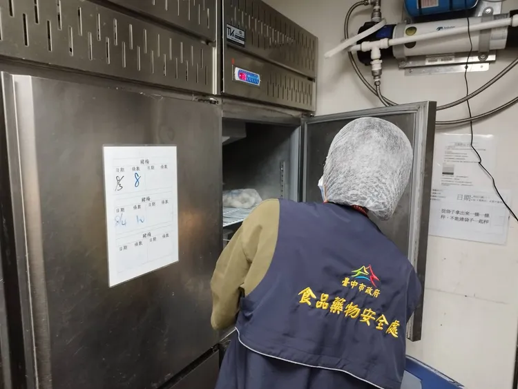 涮乃葉人員向食安處表示，可能是2天前店內進行消毒，導致小蟲亂竄。市府提供