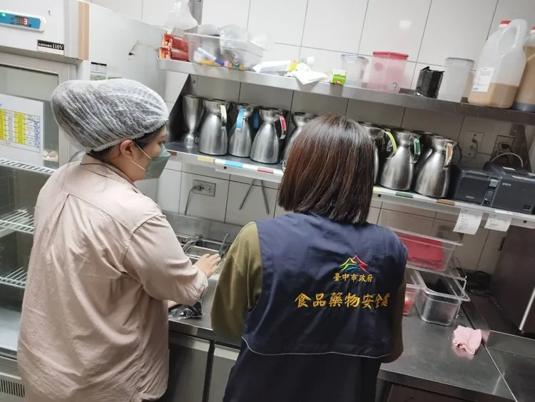 台中市食安處到涮乃葉文心秀泰店稽查，未發現明顯缺失。市府提供