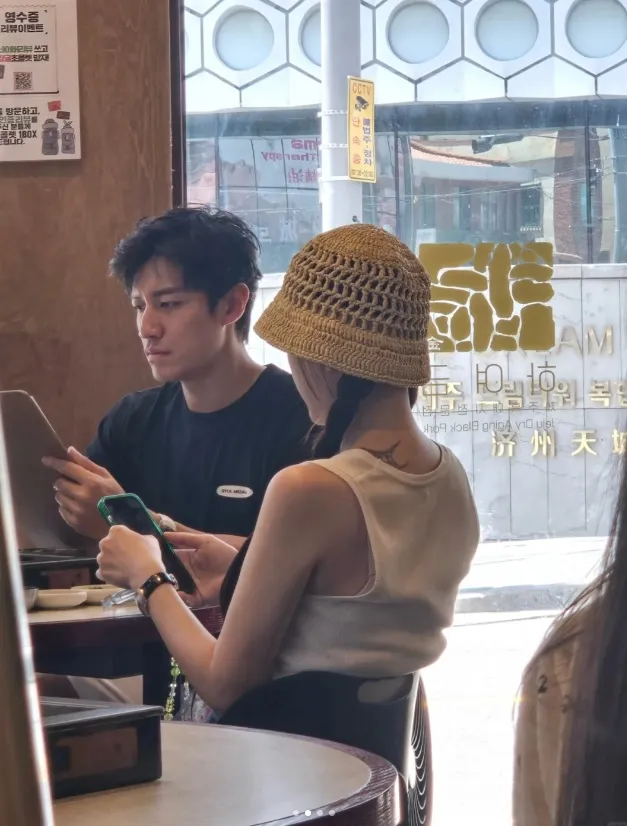 陳喬恩與富二代老公Alan在濟州島餐廳享用特色料理。翻攝hello-車小丹小紅書