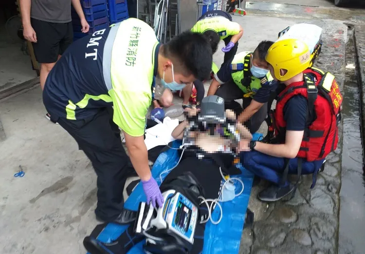 警消到場救援。新竹縣消防局提供