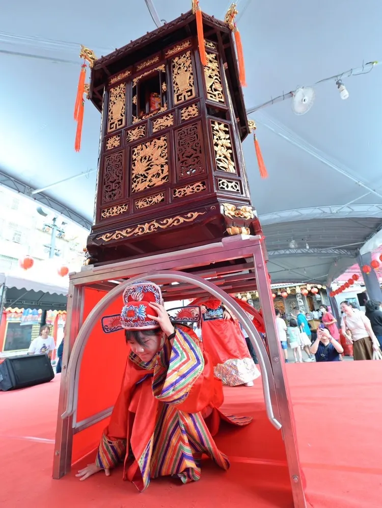 學子們輭轎腳。景福宮提供