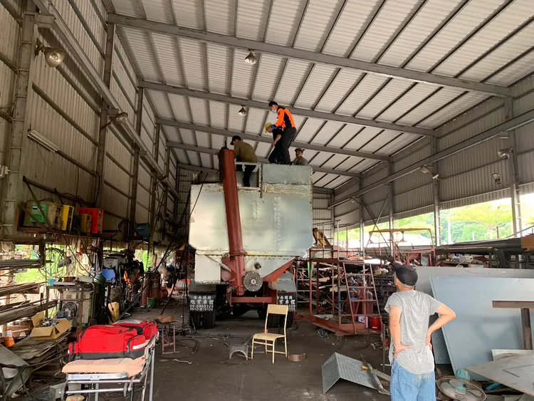 飼料車桶槽深度有將近2層樓高，男子摔落後撞擊金屬槽身，痛得哇哇大叫。民眾提供