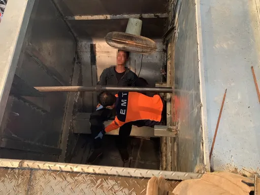 越籍移工失足跌飼料車桶槽!2層樓高痛到爬不起來 警消半小時成功救援