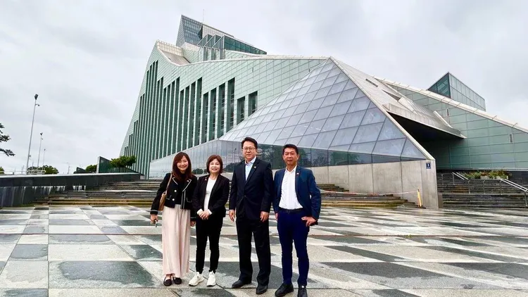 邱志偉一行參訪拉脫維亞國家圖書館。郭昱晴辦公室提供