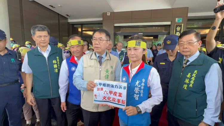 台南市長黃偉哲接下陳情書，表示針對產業文化故事館建設，會評估考量。民眾提供