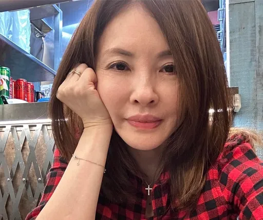 何如芸恢單2年吐心聲「一個人太爽」 控訴雙兒臉埋手機充耳不聞