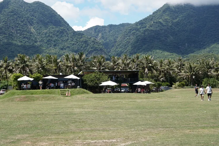 都蘭海角咖啡依山傍海，擁有大片草地、空間相當開闊。S.H.攝