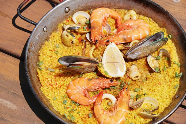 結合在地食材製作的「淡菜馬告燉飯」。S.H.攝