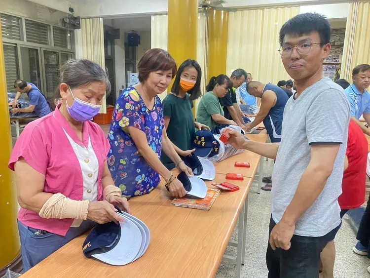 廟方動員志工加緊趕製冠軍帽。翻攝順澤宮臉書