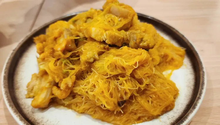 蘇瑞煌最滿意的反而是看似平平無奇，但手工繁複的阿嬤牌「金瓜米粉」。蘇瑞煌提供