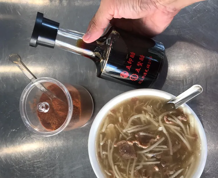 「葉桑生炒鴨肉焿」有著「台南甜」又鍋氣足，配上辣椒粉、五印醋，風味一絕。取自葉桑生炒鴨肉焿臉書專頁