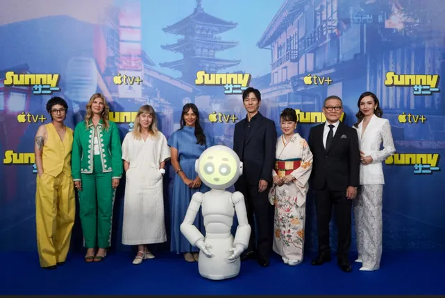 《桑妮：AI管家》由蕾西妲瓊斯（左四起）、西島秀俊主演，還有翁倩玉、國村隼兩大國寶級演員共同演出。Apple TV+提供