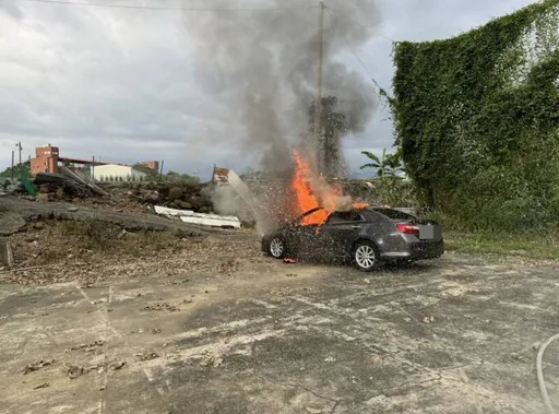 嘉義私立高中籃球場火燒車  火滅了駕駛座驚見男焦屍
