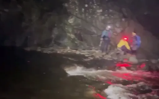 桃園3人登稜山遇溪水暴漲受困河岸 消防局摸黑拉繩救人