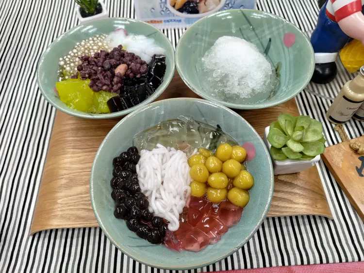 六甲市場的古早味八寶冰攤，所有食材接由老闆親自製作，堅持以二砂熬煮。南市府提供