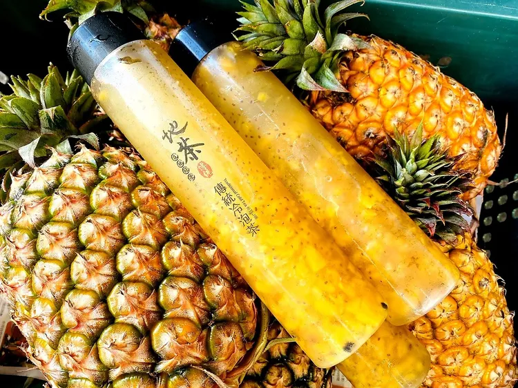 榮獲經濟部2023樂活名攤的地茶-鳳姐杏仁茶，採用關廟鳳梨熬煮。南市府提供