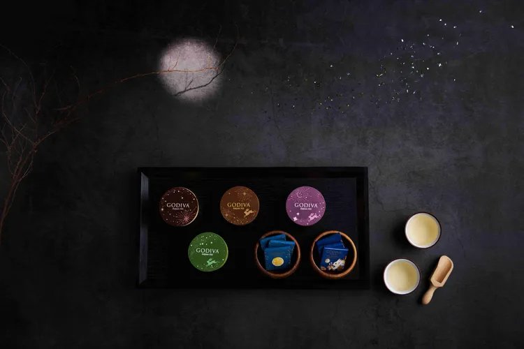 2024 GODIVA推出四款中秋限定巧克力月餅，搭配台灣深厚品茶文化，分享三步驟極致品味吃法。業者提供