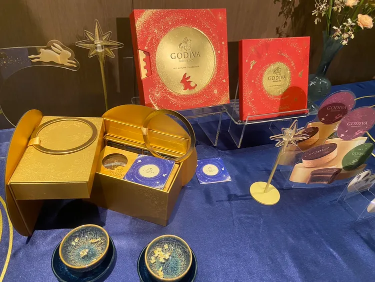 絢爛中秋限定禮盒，以燙金設計點綴漫天星河，玉兔靈動跳躍其間。陳揚盛攝
