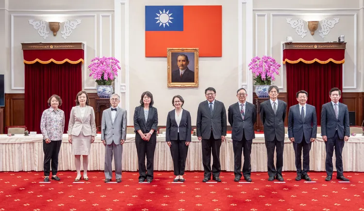 副總統蕭美琴今天公布司法院長、副院長以及5位大法官被提名人。總統府提供（由左至右劉靜怡、王碧芳、何賴傑、張文貞、蕭美琴、潘孟安、姚立明、陳運財、廖福特、張惇涵）