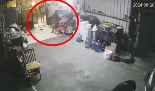 醉男走路中央超危险!「假好心」情侣档载回家 原来是相中他脖子金项链