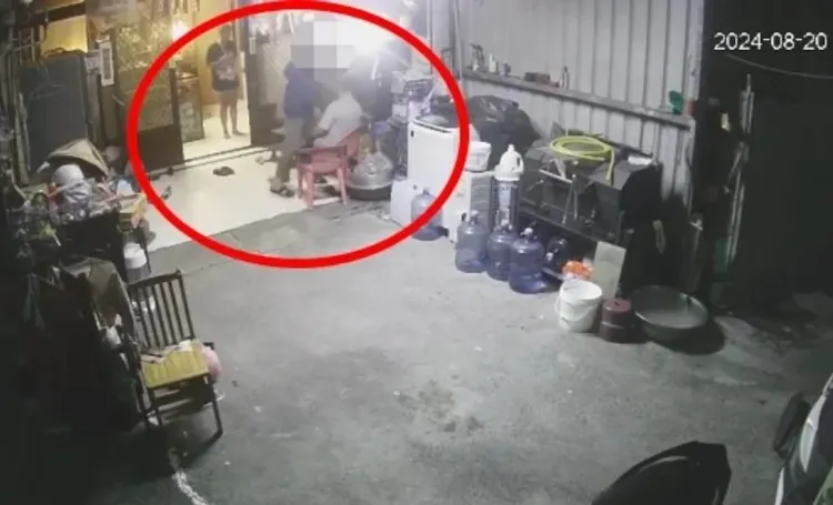 這對情侶檔偷走金項鍊後，拿去變賣換11萬元花用。翻攝照片