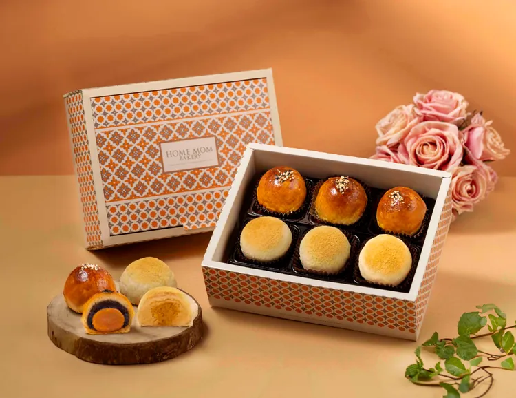 錦悅禮盒除了和三盆蛋黃酥3.0之外，另搭配月圓酥兒，將傳統冰沙餡混合低糖綠豆沙後，再加入磨成細砂狀的鹹蛋黃，層層過篩讓內餡質地更細緻，入口外皮酥香，內餡幼細濕潤。業者提供