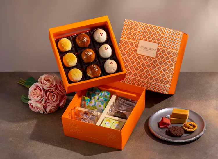 悅灑西窗雙層禮盒(A) 悅灑西窗雙層禮盒(A)除了組合一層月光寶盒3.0之外，另一層禮盒中則放入店鋪最受歡迎的招牌鳳檸酥、堅果塔、趴趴糖和鹽之花巧克力厚片酥餅，一次可吃盡招牌商品。業者提供