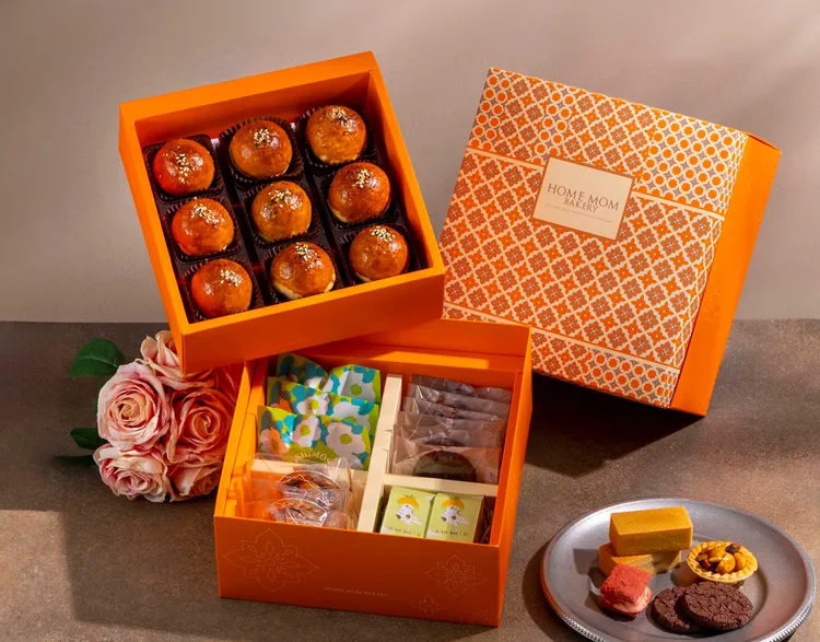 悅灑西窗雙層禮盒(B)除了一層禮盒中則放入店鋪最受歡迎的招牌鳳檸酥、堅果塔、趴趴糖和鹽之花巧克力厚片酥餅外，另一層則是9粒裝的和三盆蛋黃酥3.0，滿足蛋黃酥控的喜好。業者提供