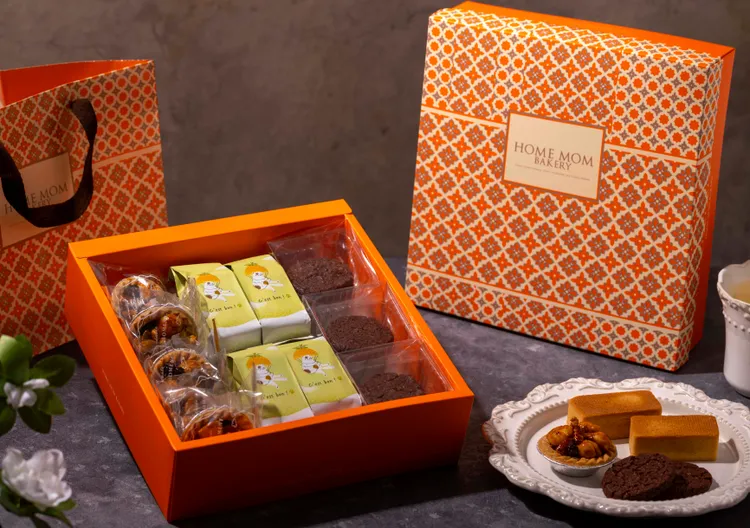 明悅禮盒禮盒中放入店鋪最受歡迎的招牌鳳檸酥、堅果塔、和鹽之花巧克力厚片酥餅，三種截然不同的口感和風味，讓品味甜點不顯無聊。業者提供