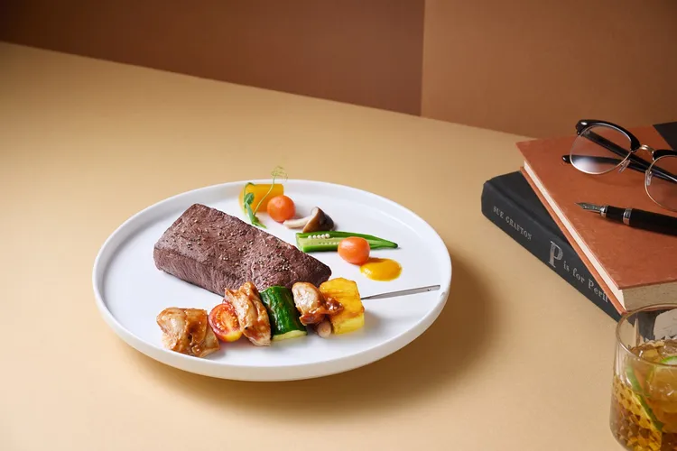 「西堤牛排」為全台爸爸加菜，8/31前爸爸到西堤內用經典套餐，手比愛心拍照，就招待「BBQ烤雞腿串」1份。業者提供