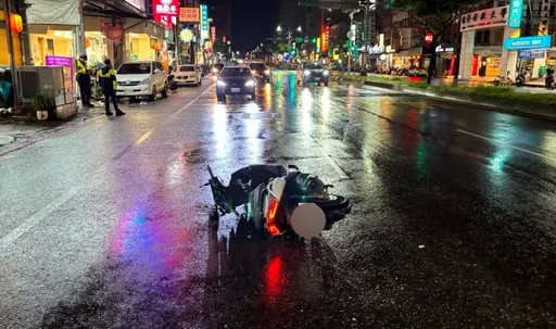 雙載機車疑輾水坑失控擦撞貨車 桃園小情侶1死1傷