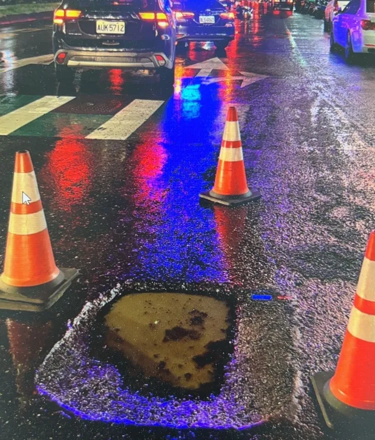 路中水坑，案發後擺上交通錐。龜山警分局提供