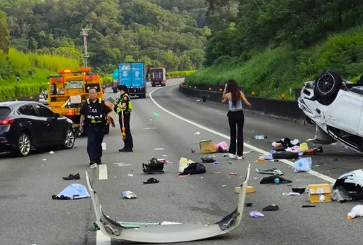 國道2車追撞翻覆!駕駛拋飛車外傷 長髮露肩女乘客吸睛