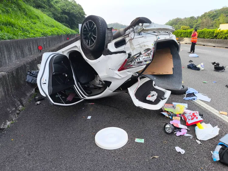 白車疑變換車道不慎擦撞黑車後翻覆。民眾提供