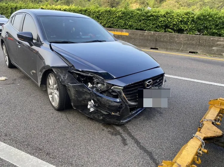 黑車車頭受損。民眾提供